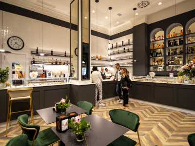 � stato riaperto a settembre dopo un restyling estivo: oggi offre un arredamento in stile liberty, con un bancone a forma di "elle" e un ambiente pi� spazioso e luminoso